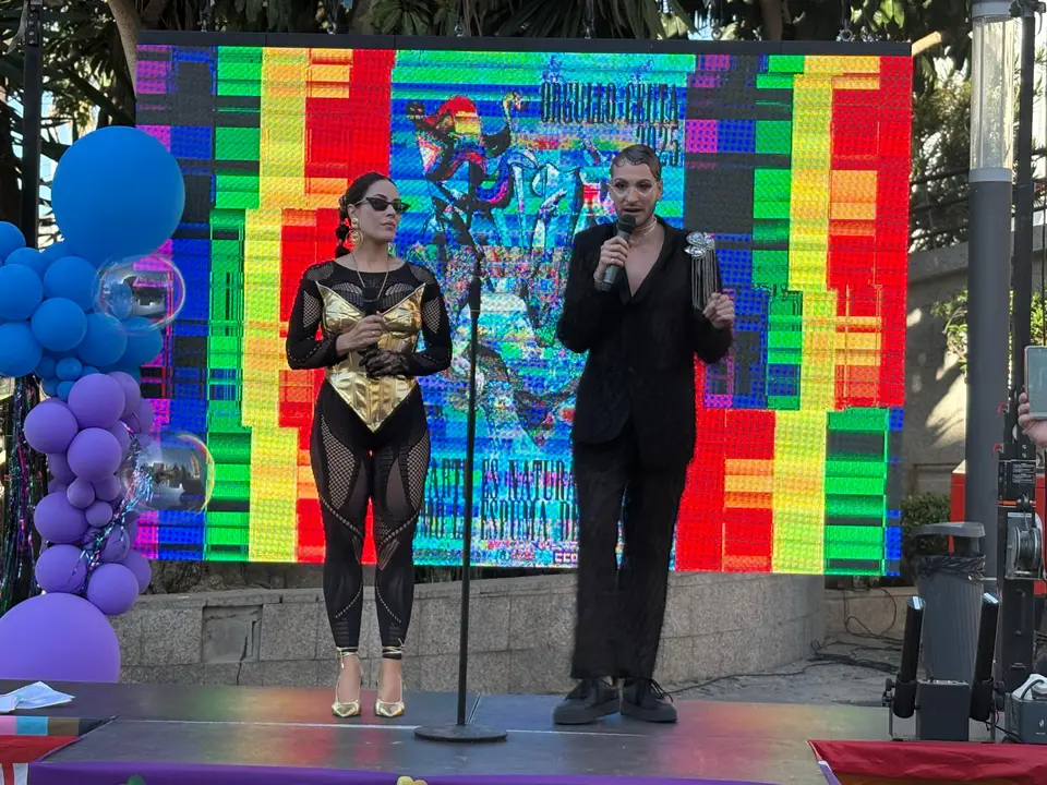 Ebhel y El Cari durante el preg&oacute;n del Orgullo 2025 (2)