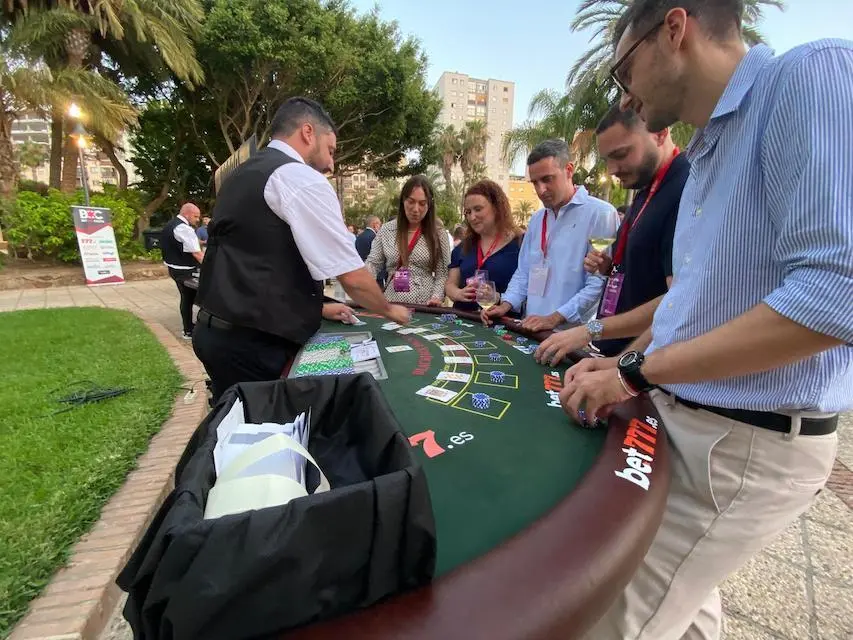 Cocktail de bienvenida del evento de juego online 'Bet On', en el Parque Martítimo de Ceuta.15