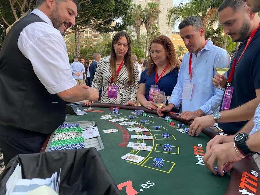 Cocktail de bienvenida del evento de juego online 'Bet On', en el Parque Martítimo de Ceuta.16