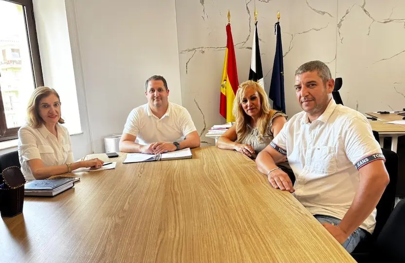 Alejandro Ram&iacute;rez con los vecinos de Villajovita.