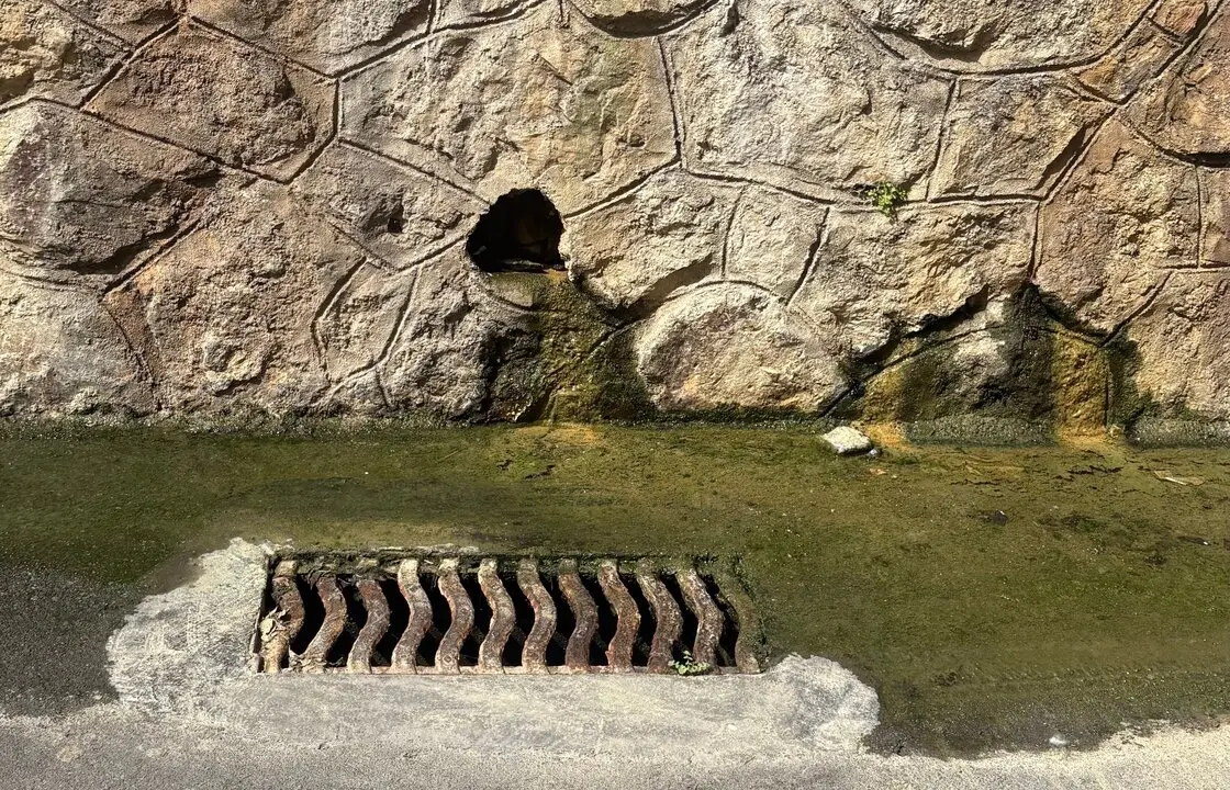 Fuga de agua en La Libertad. / PSOE