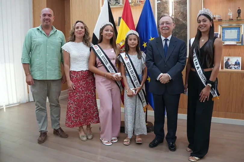 El presidente Vivas recibe a las Reinas de las Fiestas Patronales 2025 en su despacho : CAD24