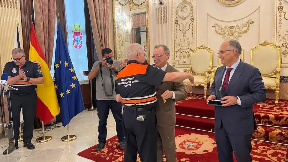 Entrega de condecoraciones a voluntarios de Protección Civil por su actuación en la DANA. 17