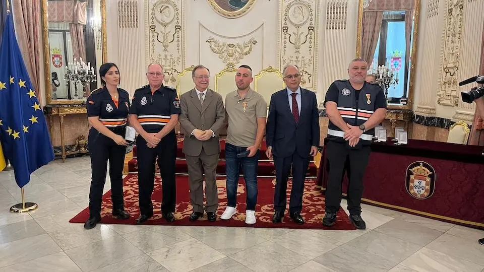 Entrega de condecoraciones a voluntarios de Protección Civil por su actuación en la DANA. 23