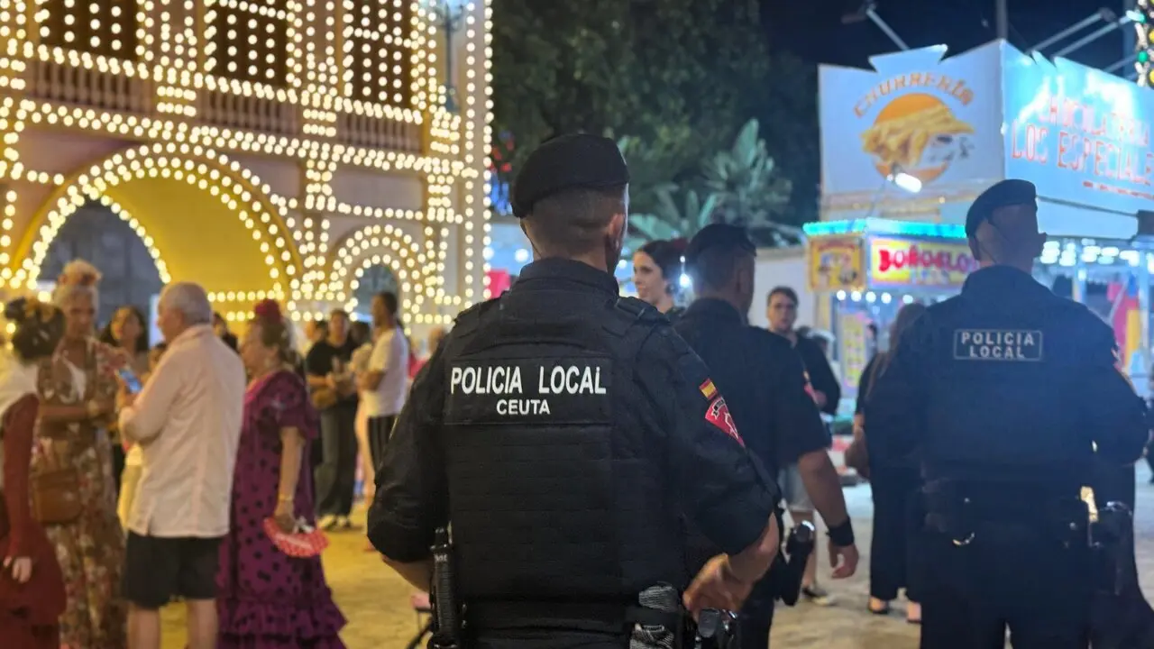  Agentes de la Polic&iacute;a Local, durante una ronda de vigilancia en la Feria de Ceuta / E. Arteaga 