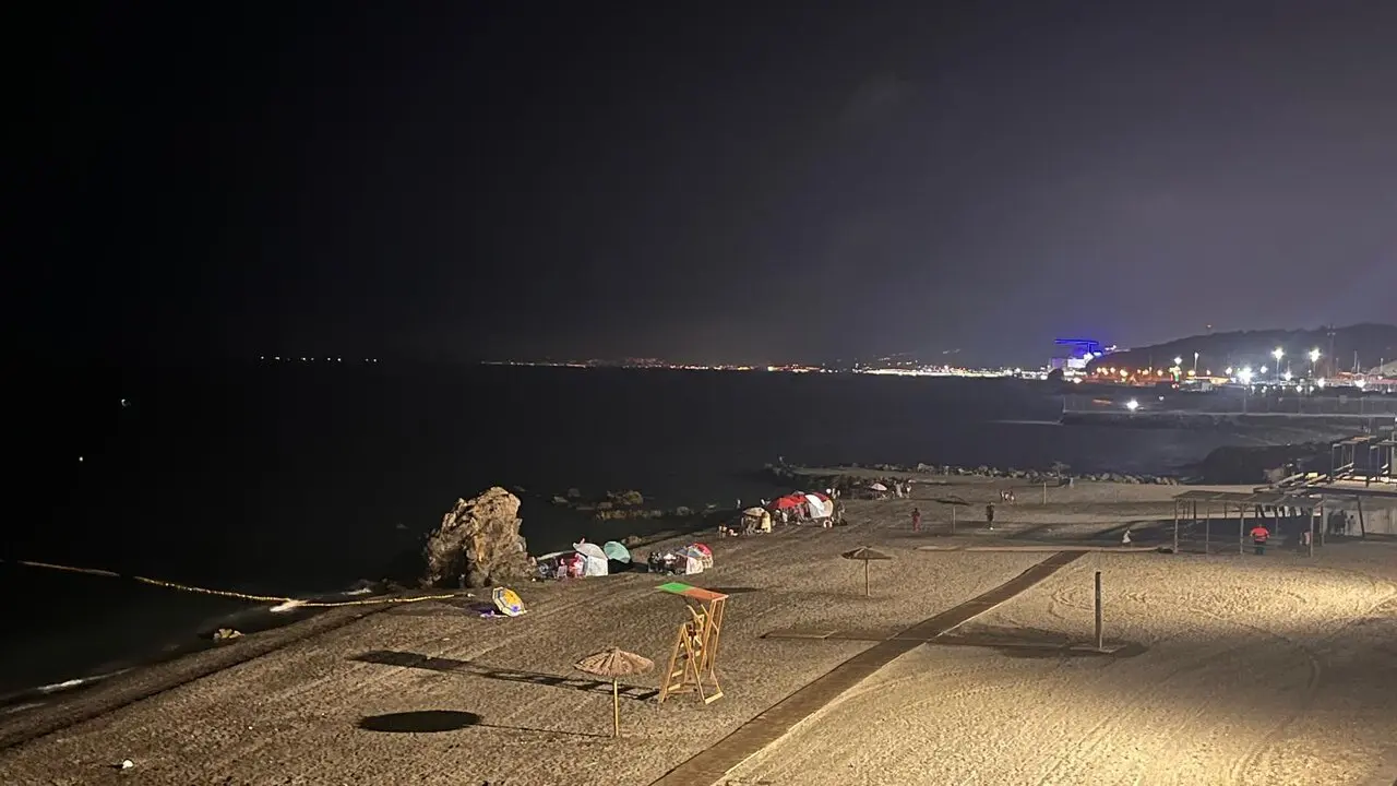La playa del Tarajal de noche.