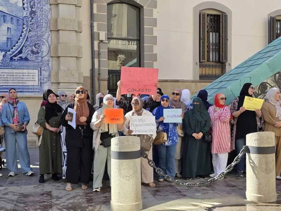 Padres del Ram&oacute;n y Cajal concentrados frente al Ayuntamiento para exigir soluciones al cierre del colegio / L.O.