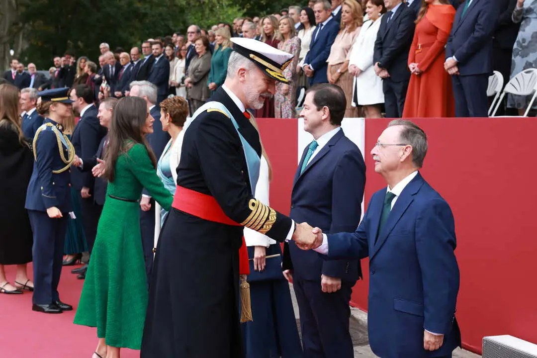 Felipe de Borb&oacute;n saludando a Juan Vivas.