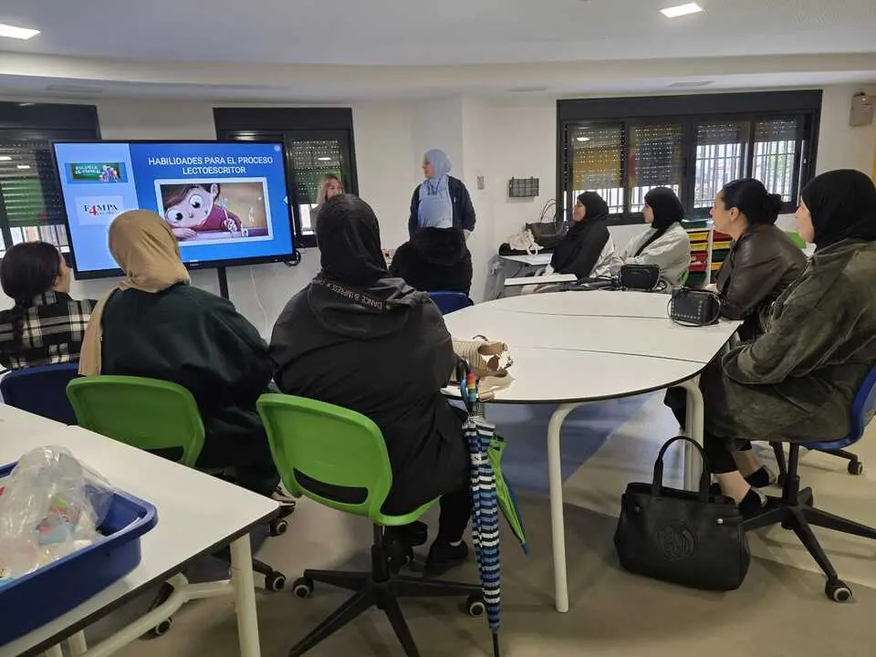 Taller para padres sobre lectoescritura organizado por la FAMPA Cuatro Culturas / Cedida