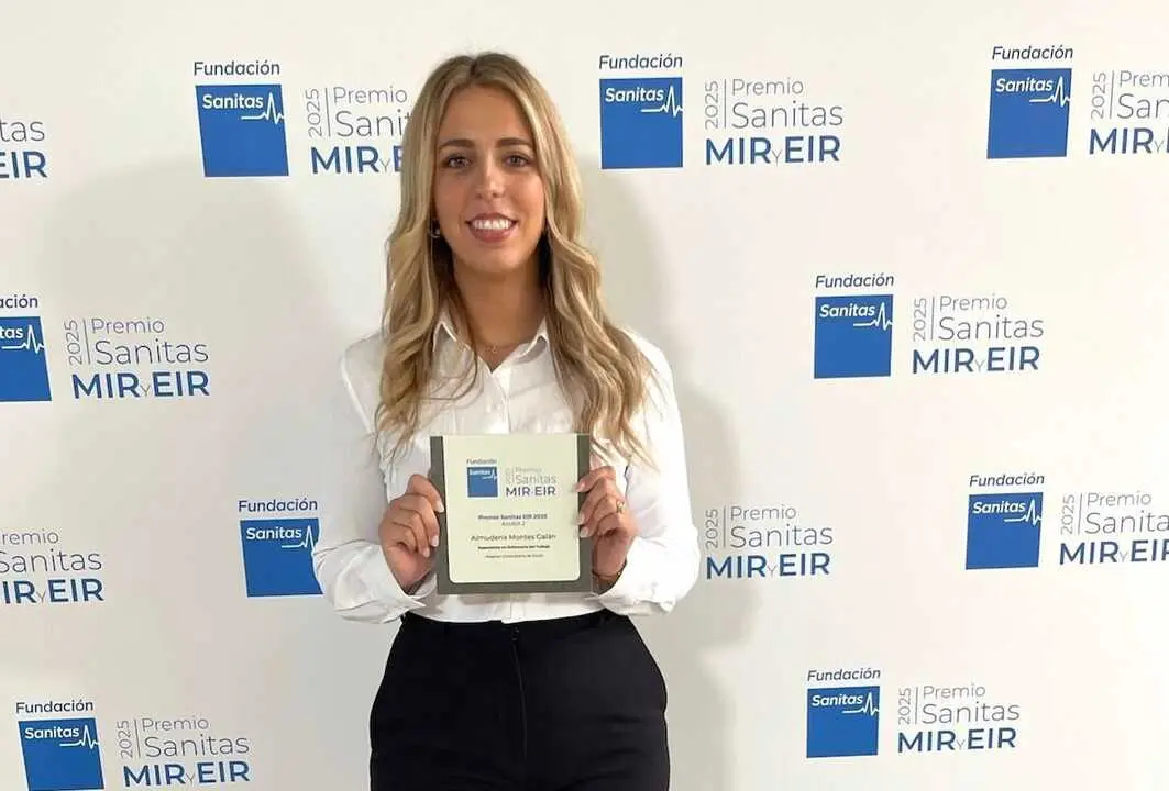 Almudena Montes Gal&aacute;n recibiendo su reconocimiento.