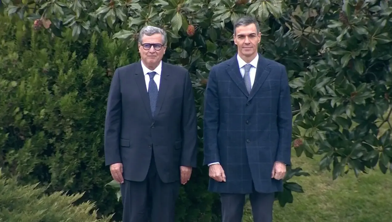 Por la izquierda, Aziz Akhannouch y Pedro S&aacute;nchez.