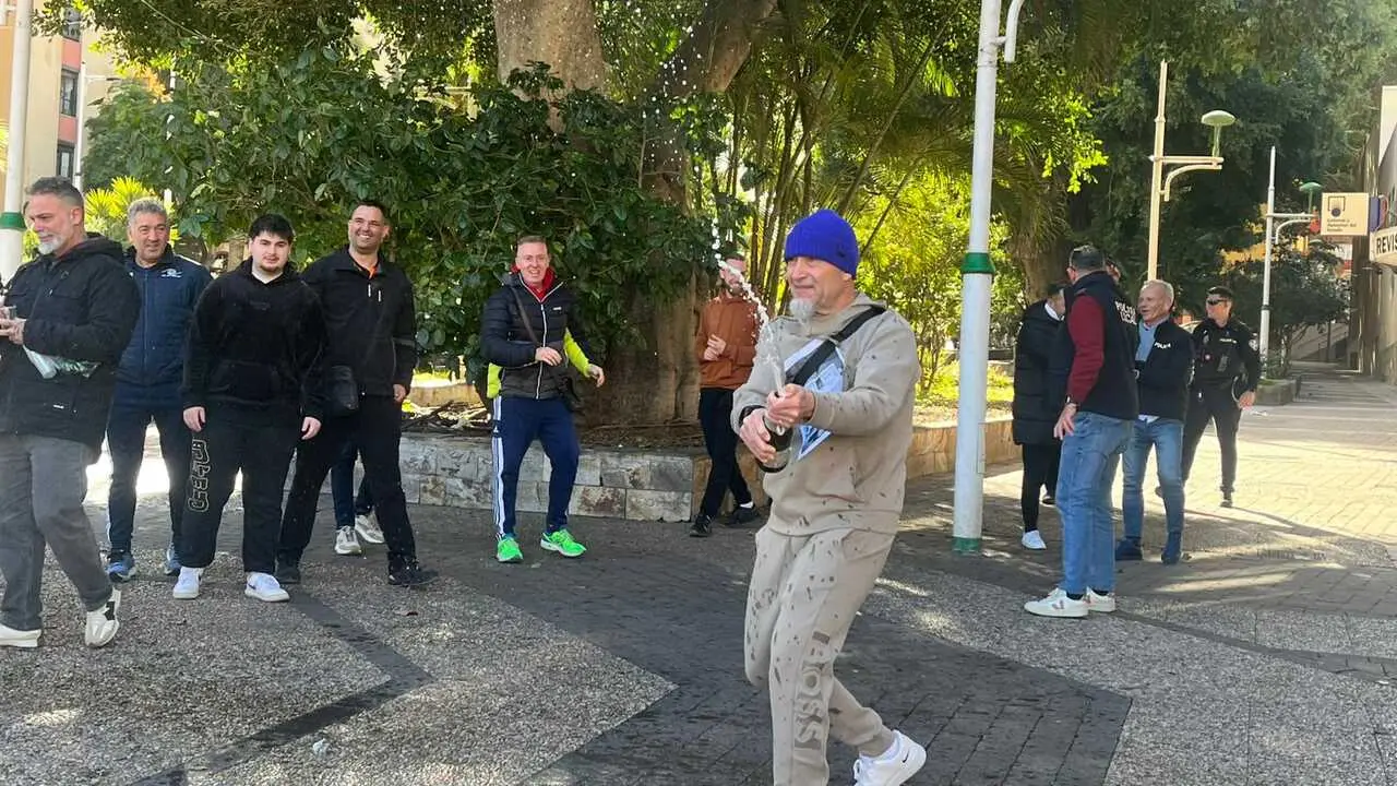 El quinto premio de la Loter&iacute;a de Navidad cae en la asociaci&oacute;n San Urbano de la Polic&iacute;a Local (3)