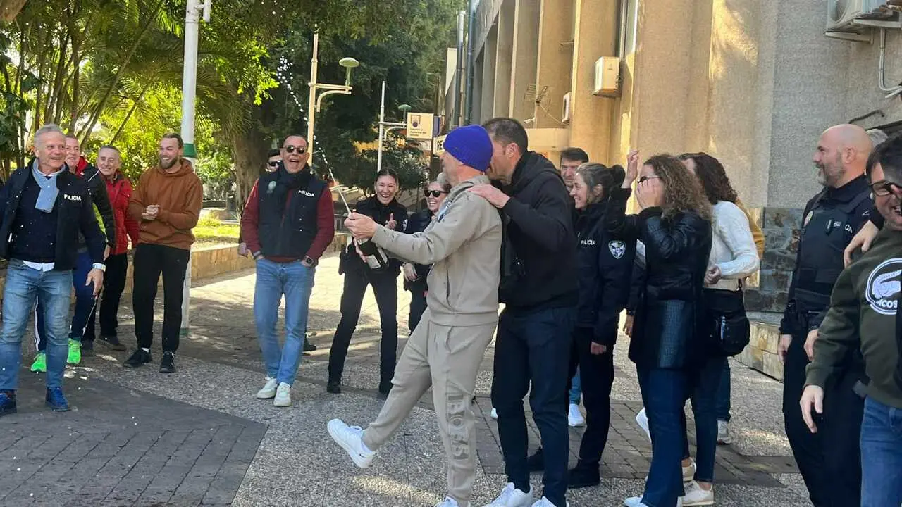 El quinto premio de la Loter&iacute;a de Navidad cae en la asociaci&oacute;n San Urbano de la Polic&iacute;a Local (6)