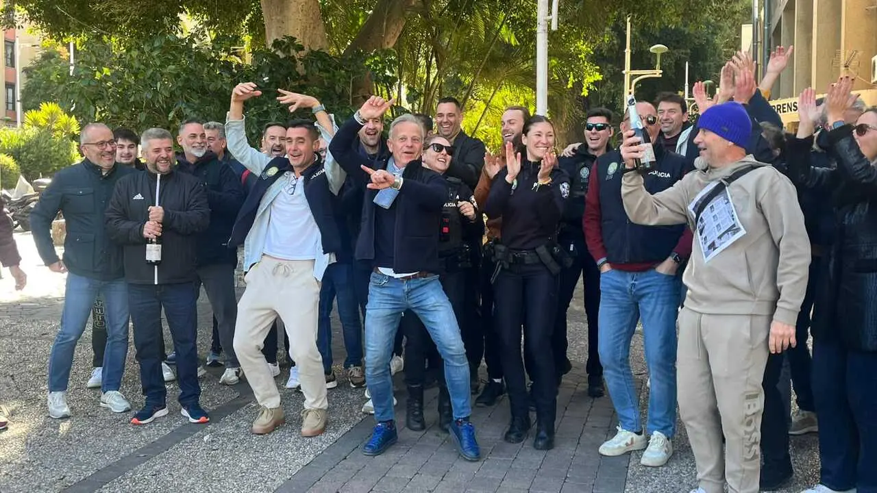 El quinto premio de la Loter&iacute;a de Navidad cae en la asociaci&oacute;n San Urbano de la Polic&iacute;a Local (7)