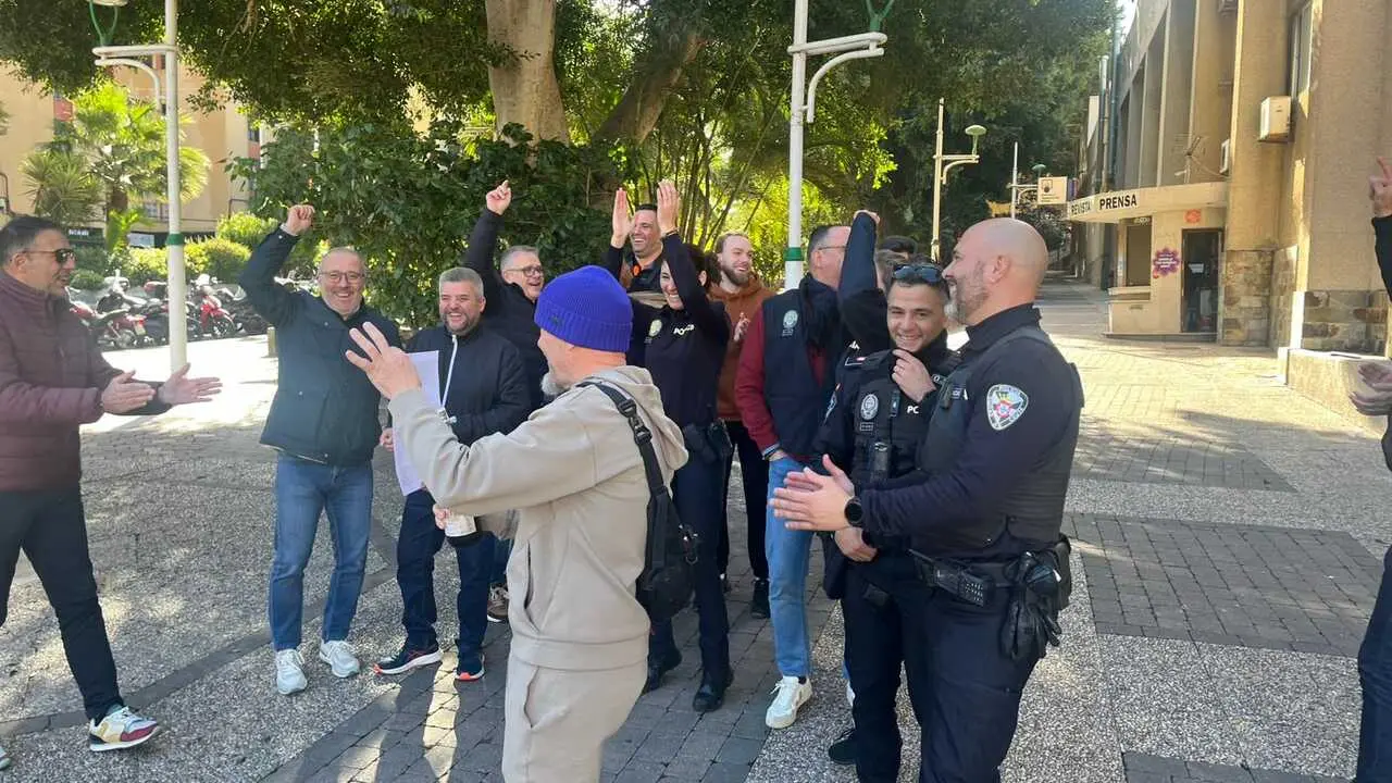El quinto premio de la Loter&iacute;a de Navidad cae en la asociaci&oacute;n San Urbano de la Polic&iacute;a Local (14)