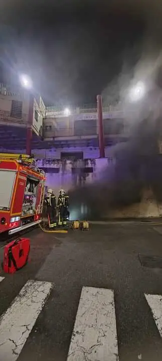 Los bomberos extinguen un incendio en un garaje bajo la plaza Azcárate.1