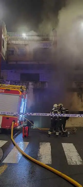 Los bomberos extinguen un incendio en un garaje bajo la plaza Azcárate.2
