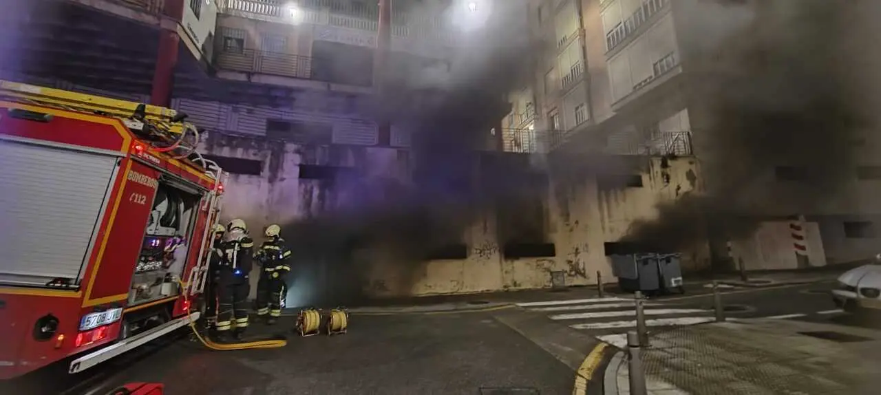Los bomberos extinguen un incendio en un garaje bajo la plaza Azcárate.4