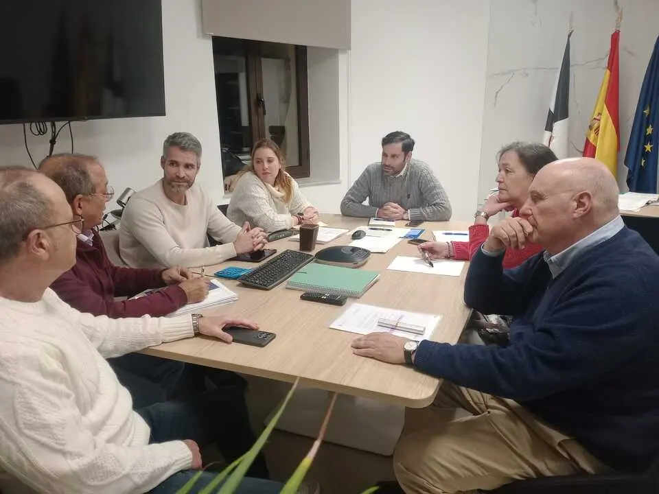 Reuni&oacute;n entre los representantes del sector de la construcci&oacute;n y el consejero Rafael Pe&ntilde;alver.