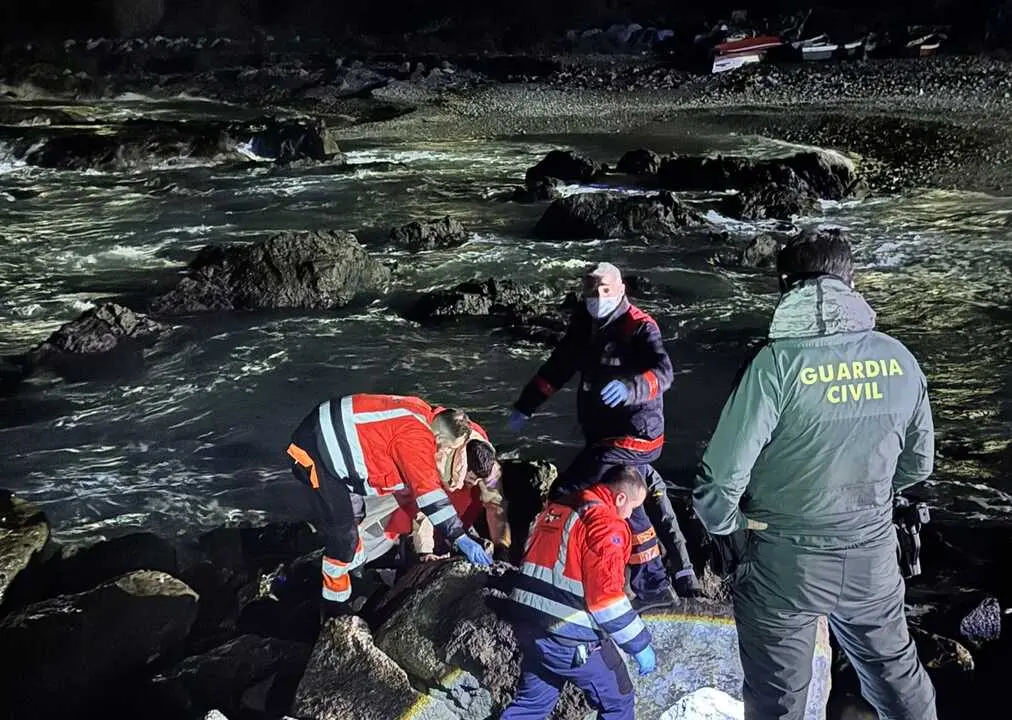 La Guardia Civil y los servicios de emergencias rescatan a un inmigrante en el espig&oacute;n de Benz&uacute; / AUGC