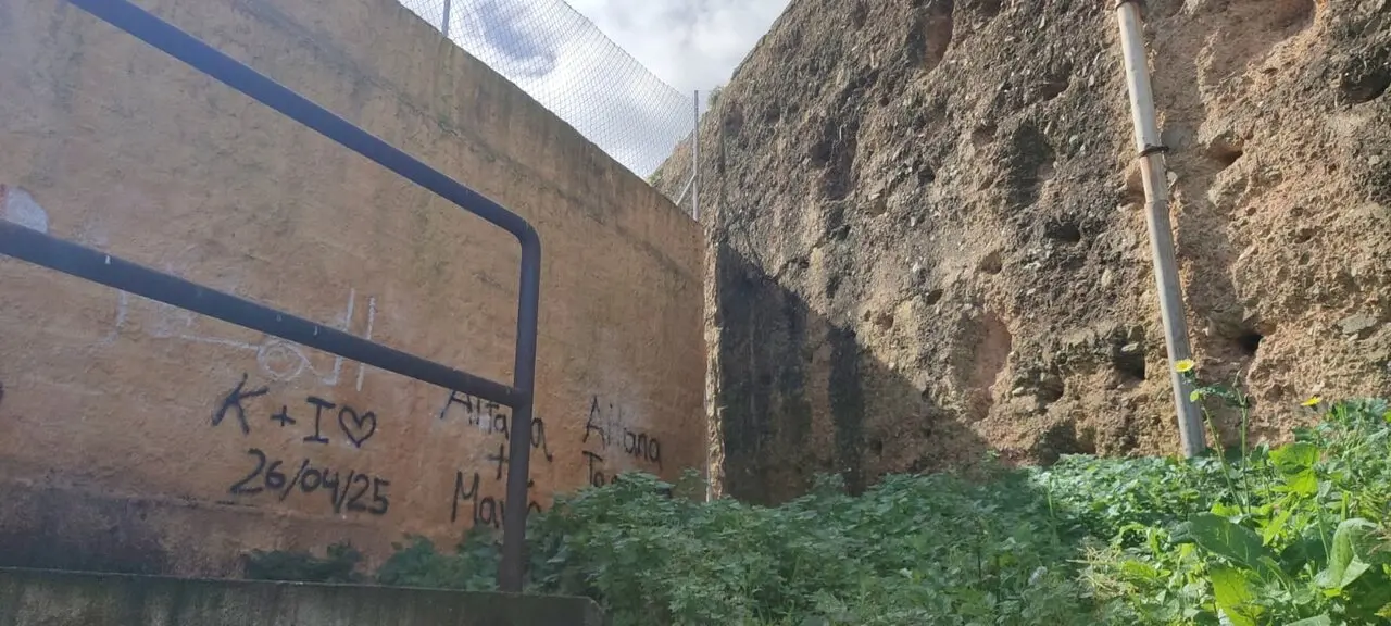 Deterioro de las murallas merin&iacute;es.