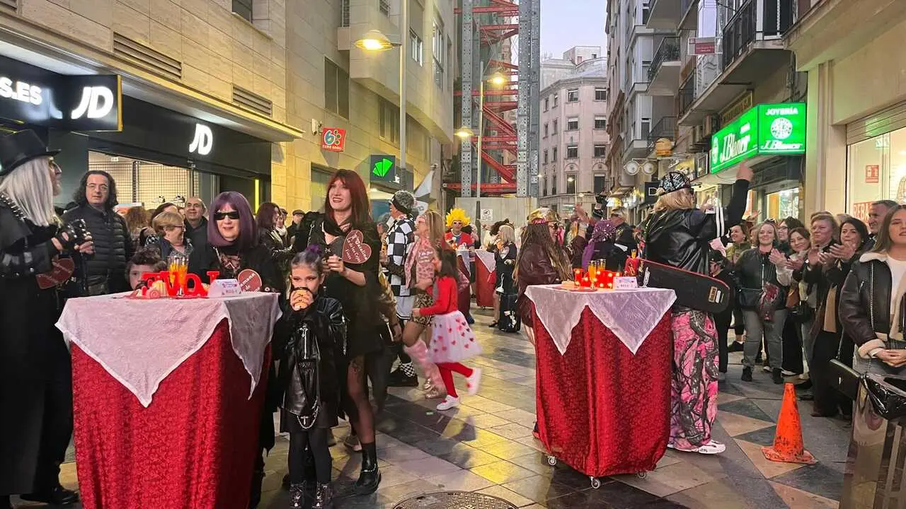 Pasacalles del restaurante de primeras citas 'El flechazo' de 'Los Popi' (19)