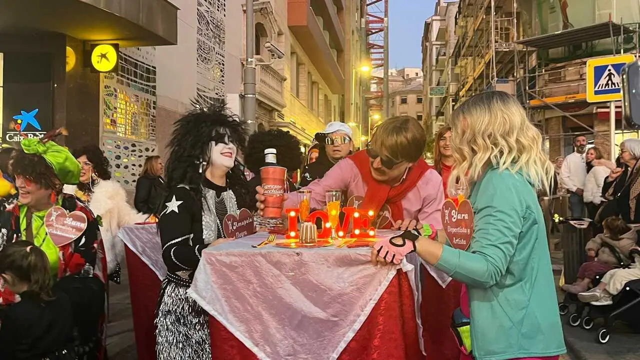 Pasacalles del restaurante de primeras citas 'El flechazo' de 'Los Popi' (45)