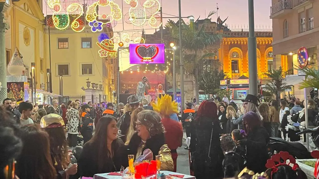 Pasacalles del restaurante de primeras citas 'El flechazo' de 'Los Popi' (46)