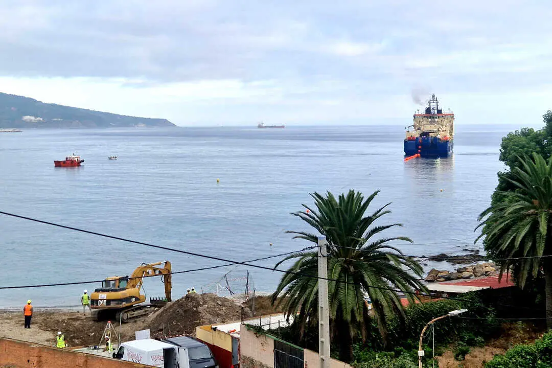  El barco encargado de tirar el cable trabaja ya frente a la playa de San Amaro / Laura Ortiz 