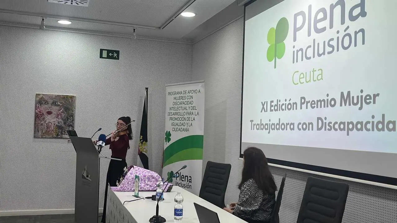 Rosario G&oacute;mez recibe el  premio Mujer Trabajadora con Discapacidad de Plena Inclusi&oacute;n Ceuta (33)