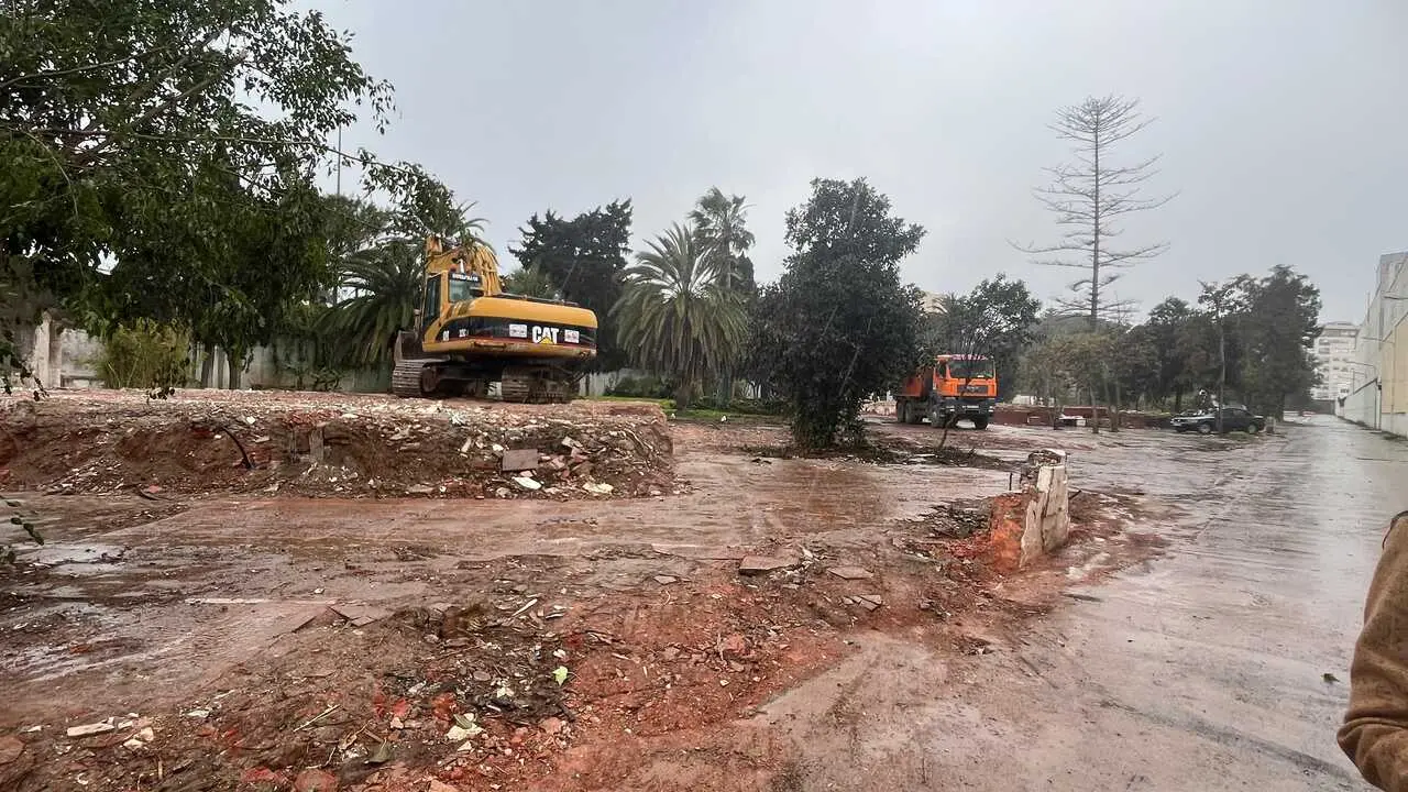 P&eacute;rez Triano y Doncel en la parcela donde estaban los antiguos chal&eacute;s del puerto, ya derribados (3)