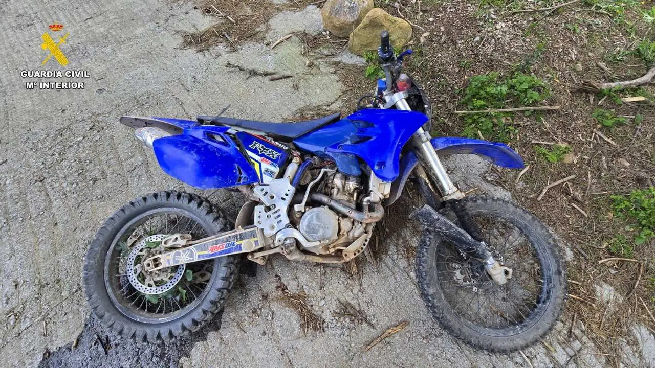 La moto abandonada por uno de los motoristas que conduc&iacute;an ilegalmente por los montes de Ceuta y que trat&oacute; de darse a la fuga a pie / GC