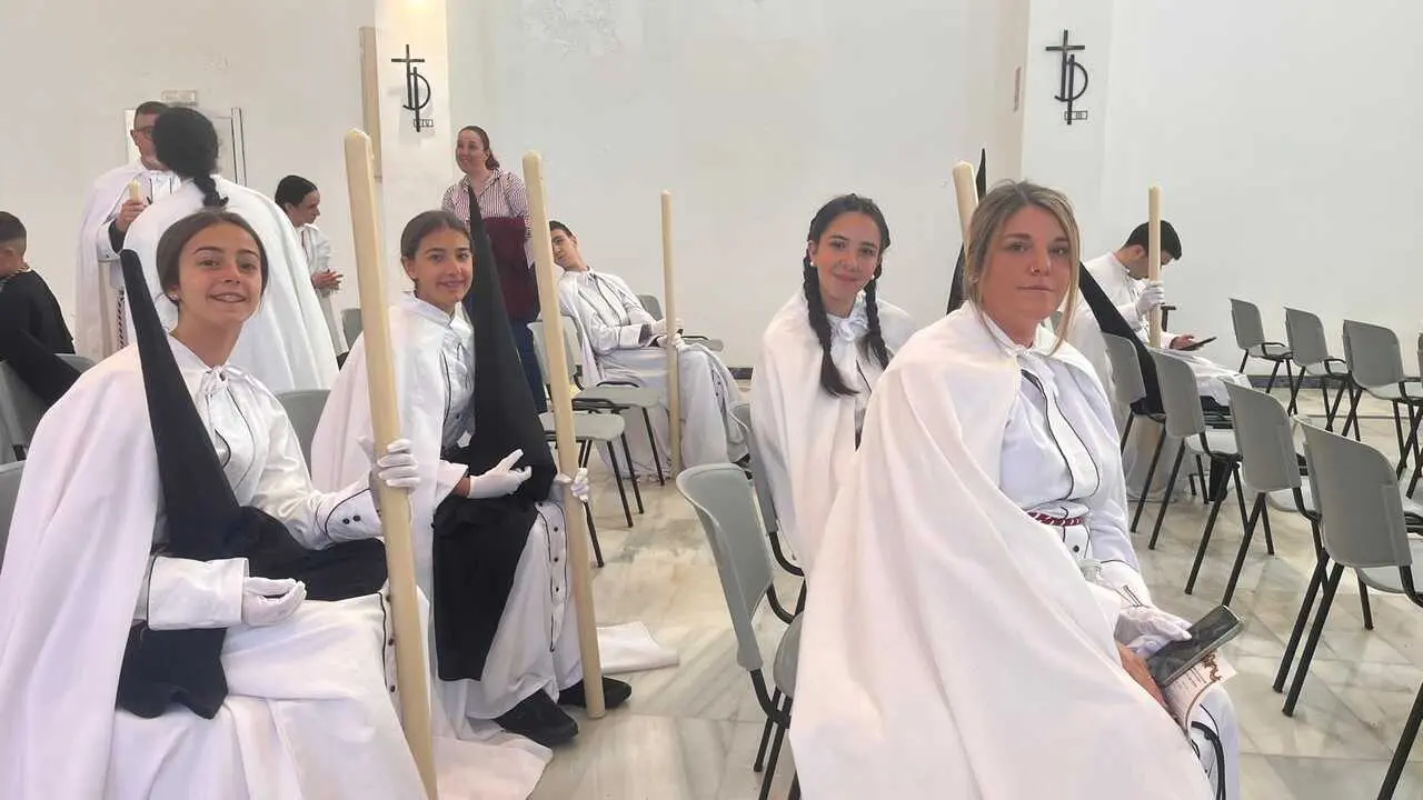 El 'Encuentro Chico' entre el Cristo de la Encrucijada y Mar&iacute;a Sant&iacute;sima de las L&aacute;grimas en la Semana Santa 2026  (2)