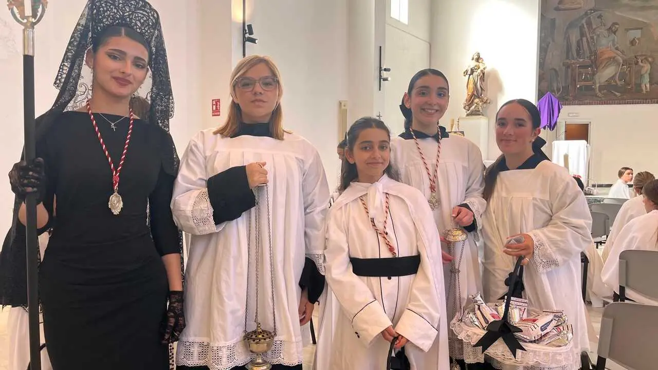 El 'Encuentro Chico' entre el Cristo de la Encrucijada y Mar&iacute;a Sant&iacute;sima de las L&aacute;grimas en la Semana Santa 2026  (4)