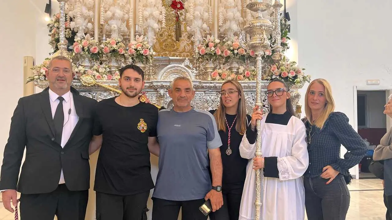El 'Encuentro Chico' entre el Cristo de la Encrucijada y Mar&iacute;a Sant&iacute;sima de las L&aacute;grimas en la Semana Santa 2026  (9)