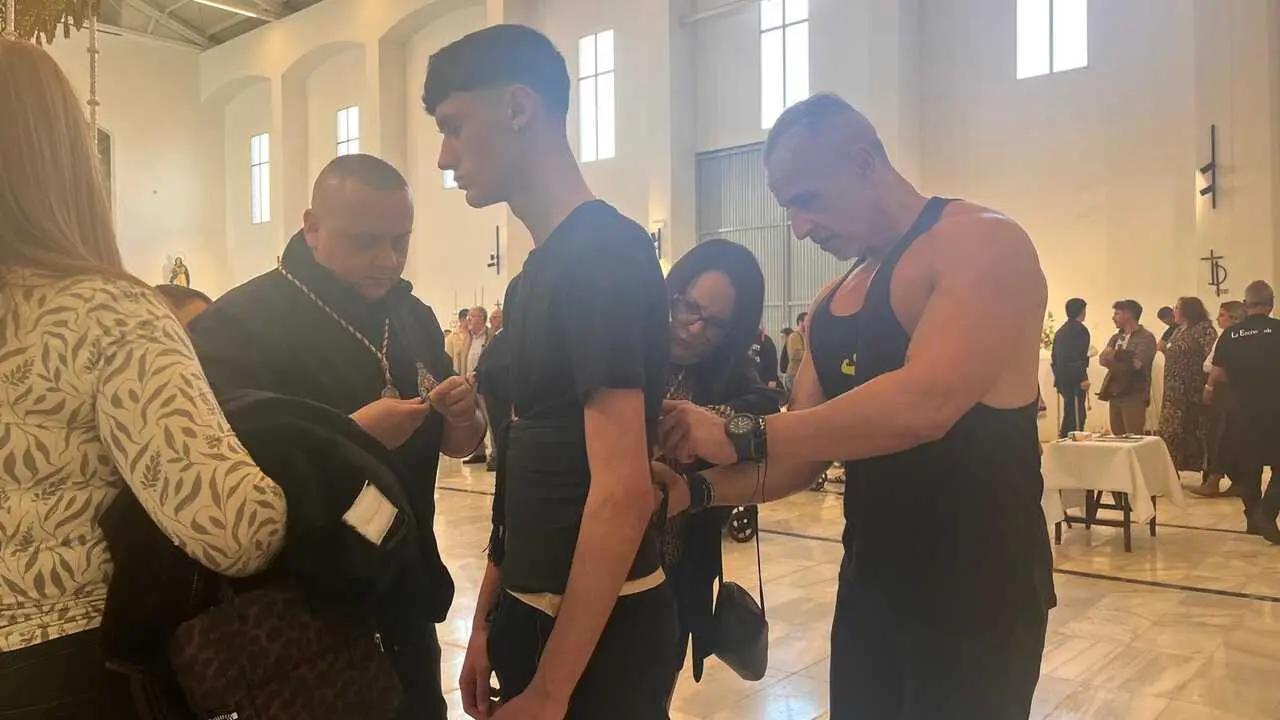 El 'Encuentro Chico' entre el Cristo de la Encrucijada y Mar&iacute;a Sant&iacute;sima de las L&aacute;grimas en la Semana Santa 2026  (12)