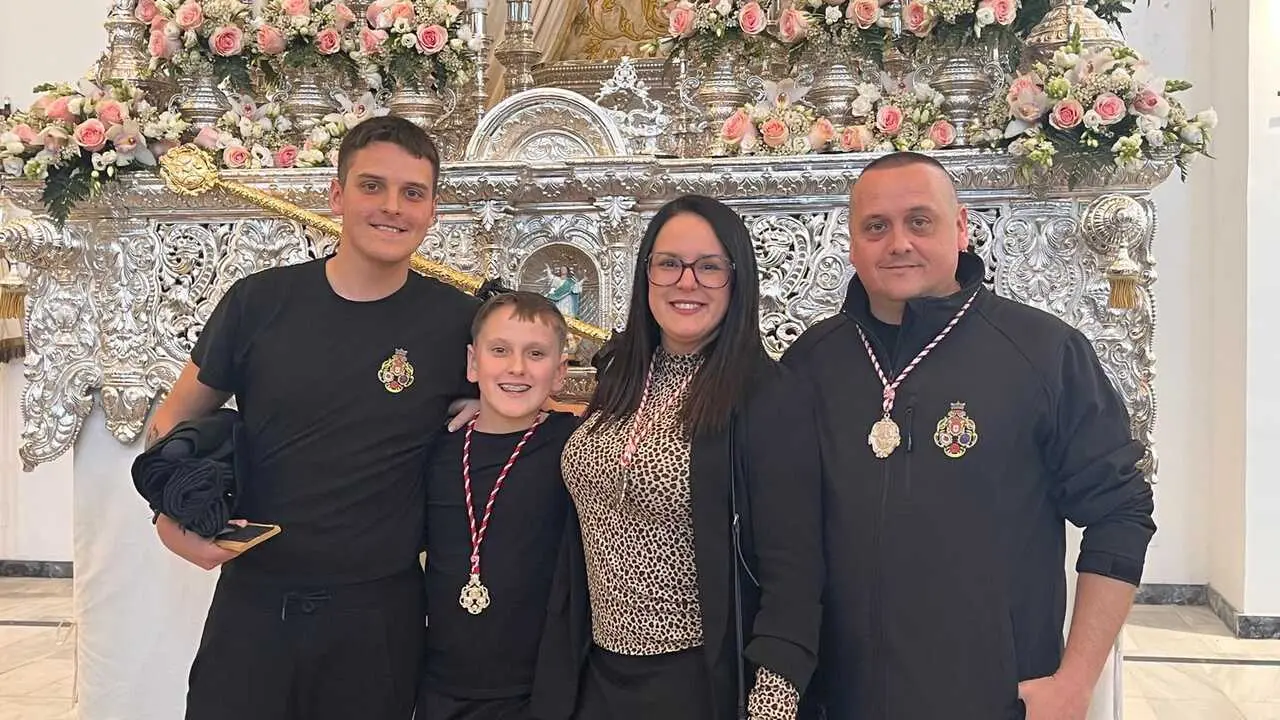 El 'Encuentro Chico' entre el Cristo de la Encrucijada y Mar&iacute;a Sant&iacute;sima de las L&aacute;grimas en la Semana Santa 2026  (13)
