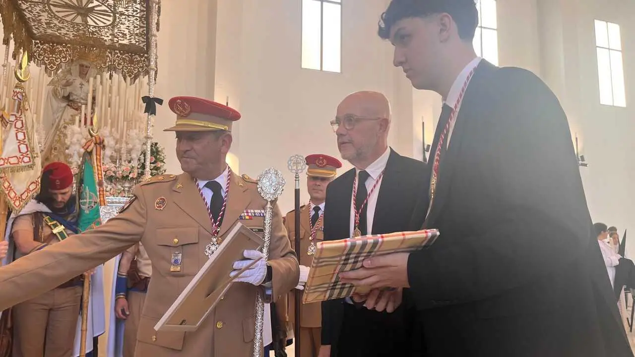El 'Encuentro Chico' entre el Cristo de la Encrucijada y Mar&iacute;a Sant&iacute;sima de las L&aacute;grimas en la Semana Santa 2026  (18)