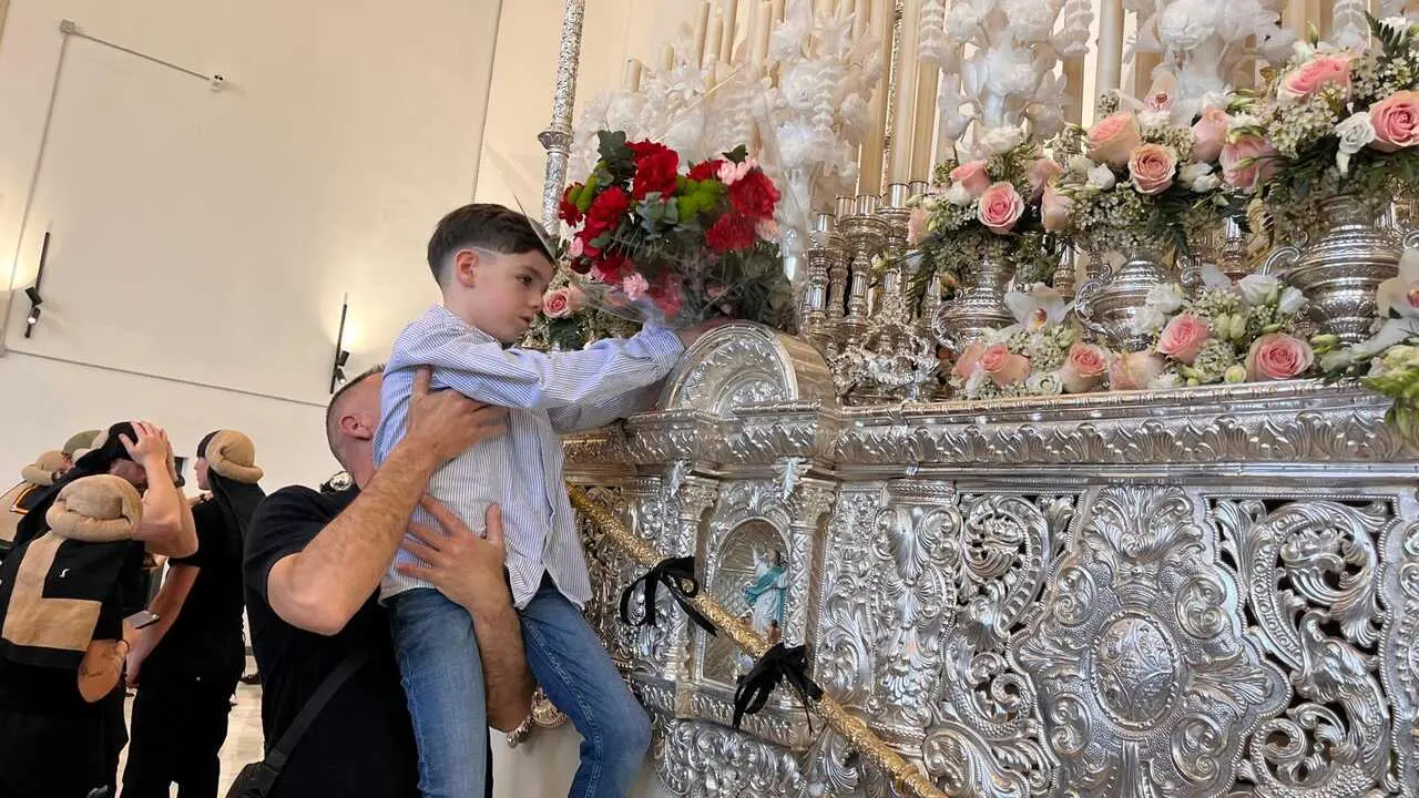 El 'Encuentro Chico' entre el Cristo de la Encrucijada y Mar&iacute;a Sant&iacute;sima de las L&aacute;grimas en la Semana Santa 2026  (24)