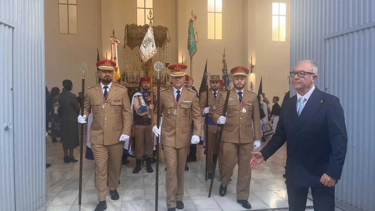 El 'Encuentro Chico' entre el Cristo de la Encrucijada y Mar&iacute;a Sant&iacute;sima de las L&aacute;grimas en la Semana Santa 2026  (31)
