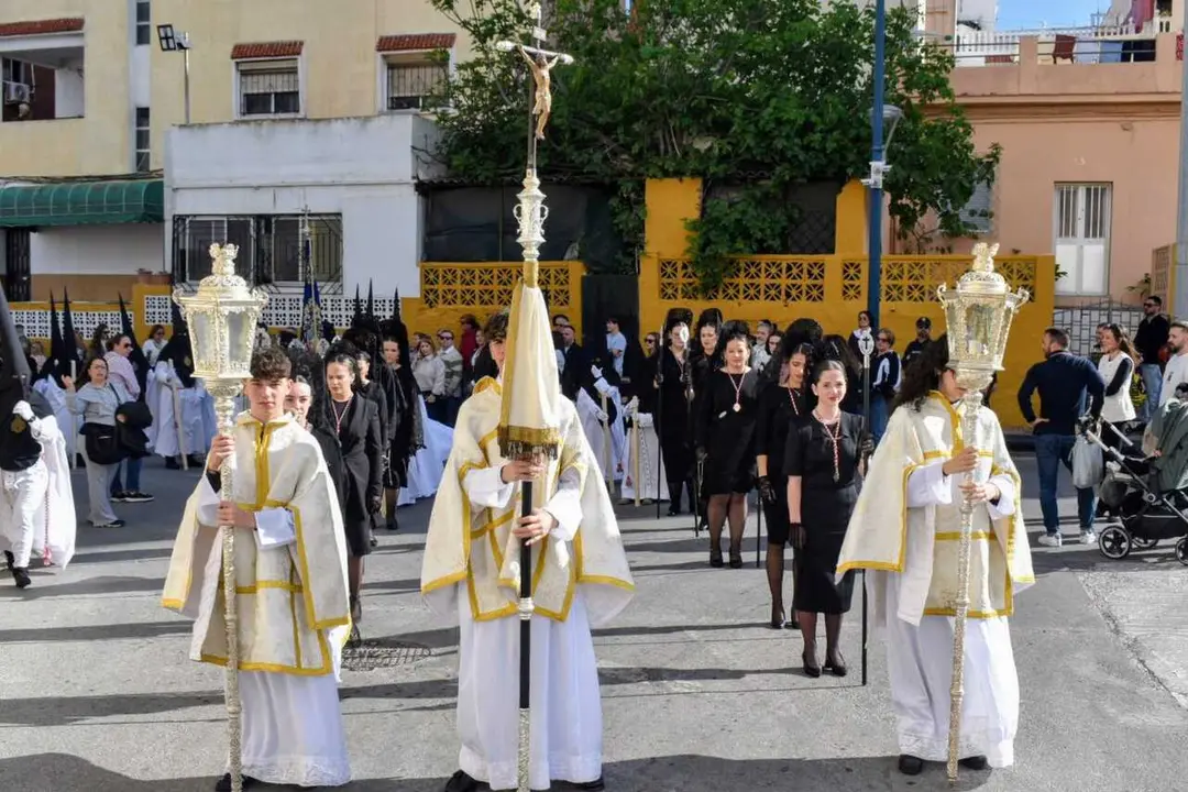 El 'Encuentro Chico' entre el Cristo de la Encrucijada y Mar&iacute;a Sant&iacute;sima de las L&aacute;grimas en la Semana Santa 2026  (39)