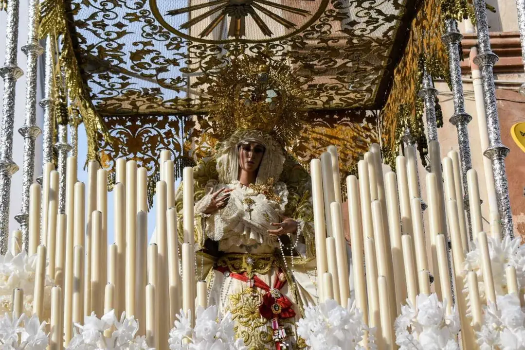 El 'Encuentro Chico' entre el Cristo de la Encrucijada y Mar&iacute;a Sant&iacute;sima de las L&aacute;grimas en la Semana Santa 2026  (49)