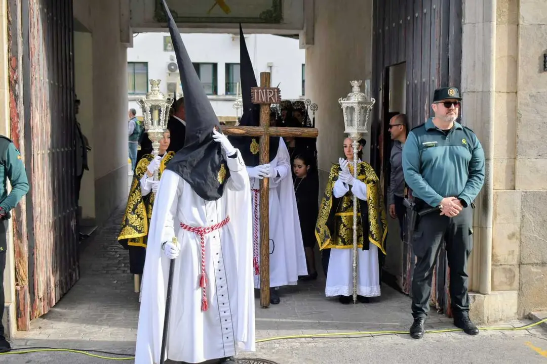 El 'Encuentro Chico' entre el Cristo de la Encrucijada y Mar&iacute;a Sant&iacute;sima de las L&aacute;grimas en la Semana Santa 2026  (57)