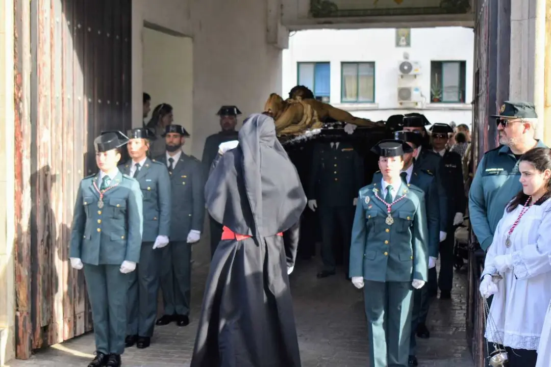 El 'Encuentro Chico' entre el Cristo de la Encrucijada y Mar&iacute;a Sant&iacute;sima de las L&aacute;grimas en la Semana Santa 2026  (66)