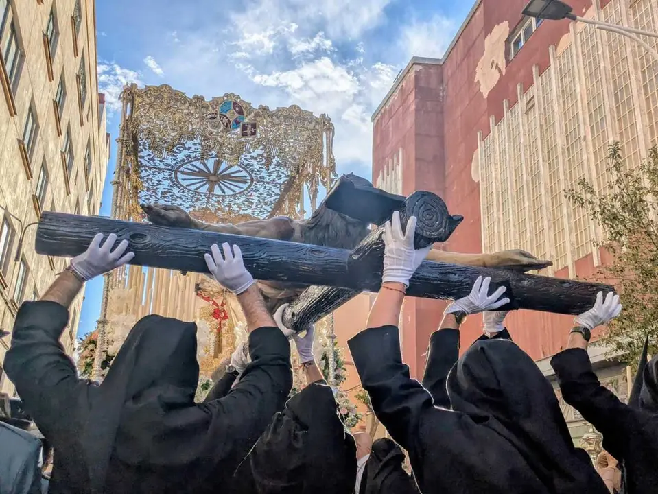 El 'Encuentro Chico' entre el Cristo de la Encrucijada y Mar&iacute;a Sant&iacute;sima de las L&aacute;grimas en la Semana Santa 2026  (5 (5)