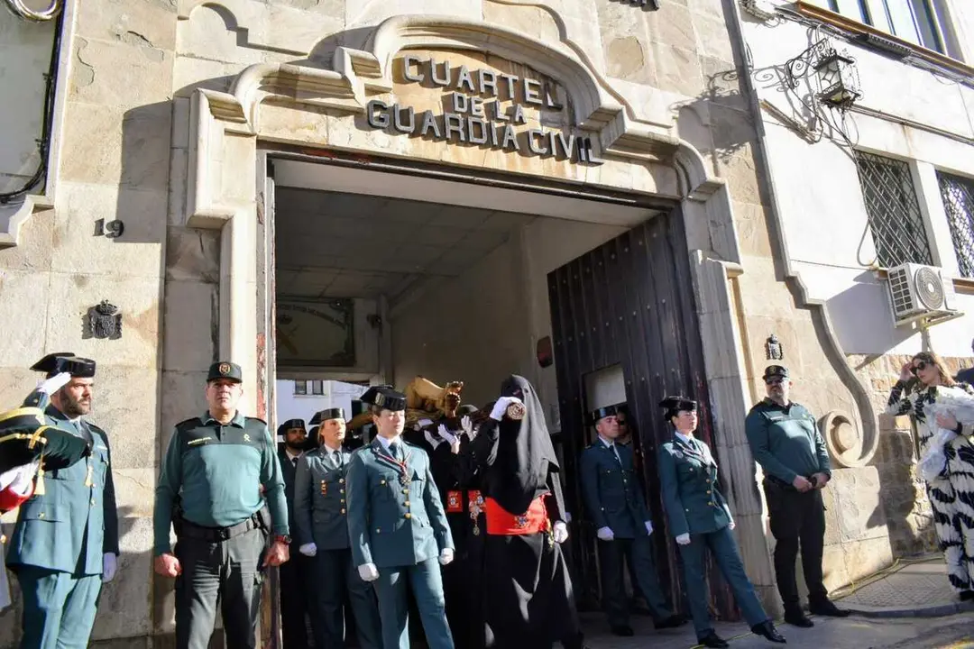 El 'Encuentro Chico' entre el Cristo de la Encrucijada y Mar&iacute;a Sant&iacute;sima de las L&aacute;grimas en la Semana Santa 2026  (5 (9)