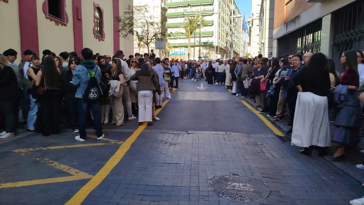 El Cristo de la Humildad y Paciencia y Nuestra Se&ntilde;ora de las Penas procesionan en la Semana Santa 2026 (10)