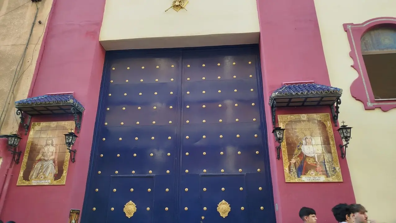 El Cristo de la Humildad y Paciencia y Nuestra Se&ntilde;ora de las Penas procesionan en la Semana Santa 2026 (18)