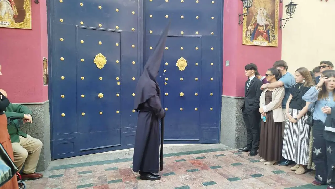 El Cristo de la Humildad y Paciencia y Nuestra Se&ntilde;ora de las Penas procesionan en la Semana Santa 2026 (24)