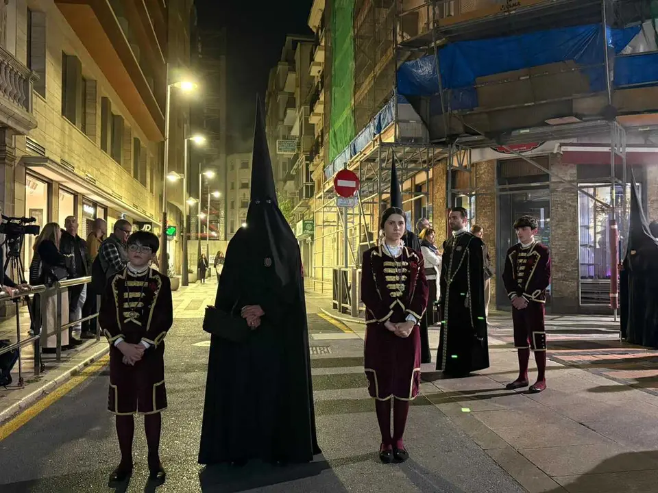 La Hermandad del Descendimiento recorre las calles en la madrug&aacute; de la Semana Santa 2026 (1)